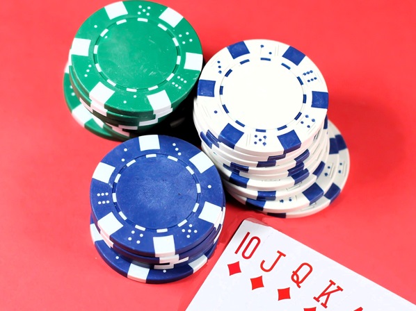 Een blik op 5 spelkaarten en pokerchips