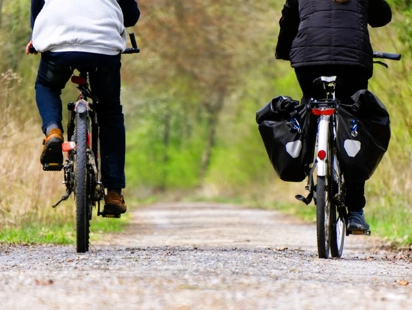 Een blik op een fietsende man en vrouw