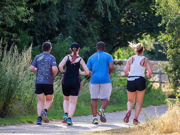 Een foto van 2 joggende vrouwen en 2 mannen