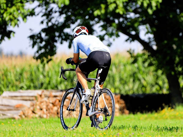 Een foto van een wielrenner op zijn tijdritfiets