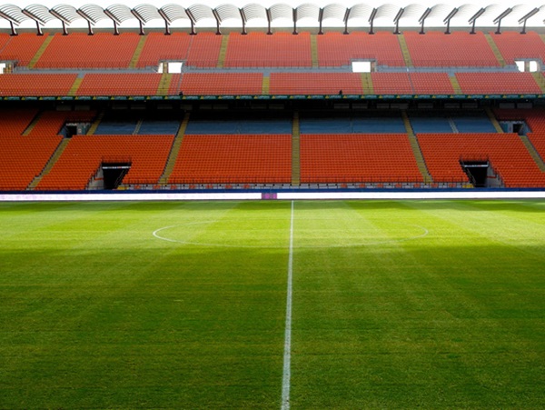 Een foto van het voetbalstadion San Siro van voetbalclubs AC Milan