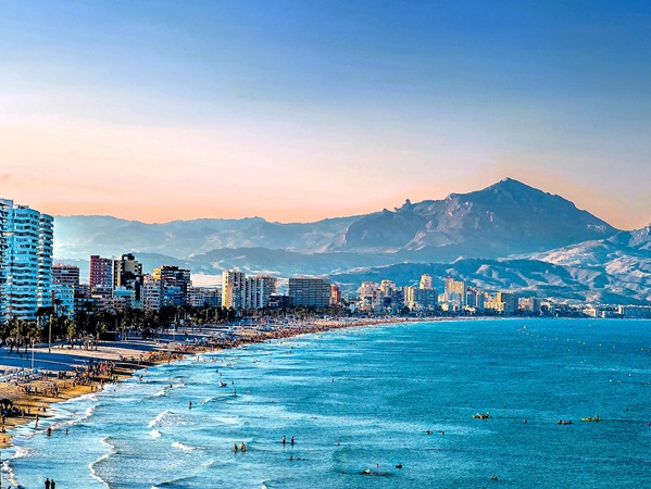 Een foto van het strand in Alicante